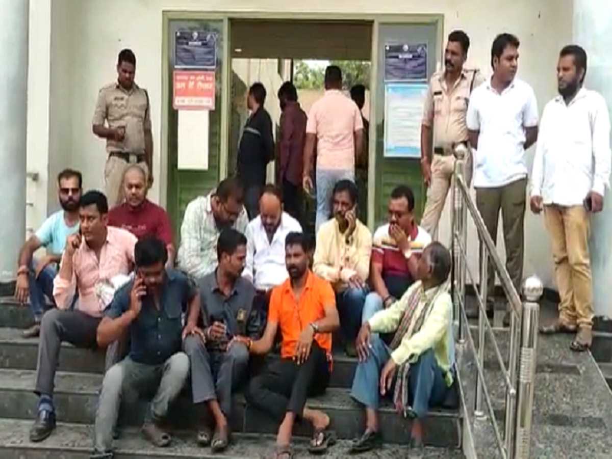 प्रिंसिपल की जमकर पिटाई : बच्चियों के साथ करता था अश्लील हरकत, पालकों ने प्राचार्य के ऊपर पटकी कुर्सियां